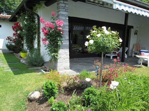 Villa mit Schwimmbad und großem Garten mit Parkplatz (Lizenznummer NL-00004541)