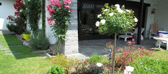 Villa with swimming pool and large garden with parking (license no. NL-00004541)