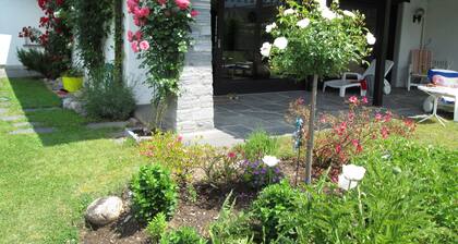 Villa mit Schwimmbad und großem Garten mit Parkplatz (Lizenznummer NL-00004541)