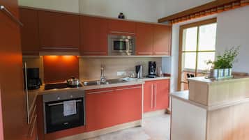 Een koelkast, een microgolfoven, een oven, een kookplaat