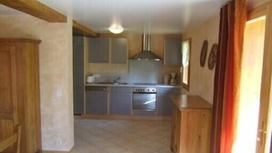 A kitchen with wooden cabinets, a stove, and a sink. - Magnificent spacious apartment with WIFI, ideal for PMR. 3-star rating. (Xonrupt-Longemer)