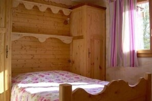 3 habitaciones, tabla de planchar con plancha y cuna de viaje 