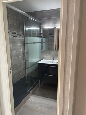 Combined shower/tub, hair dryer