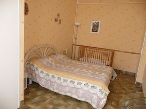 2 bedrooms, iron/ironing board, WiFi (free), bed sheets - gite saint pierre à champ (Val En Vignes)