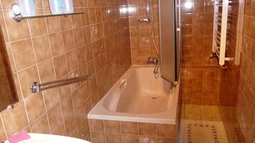 Combined shower/tub, hair dryer, bidet, towels