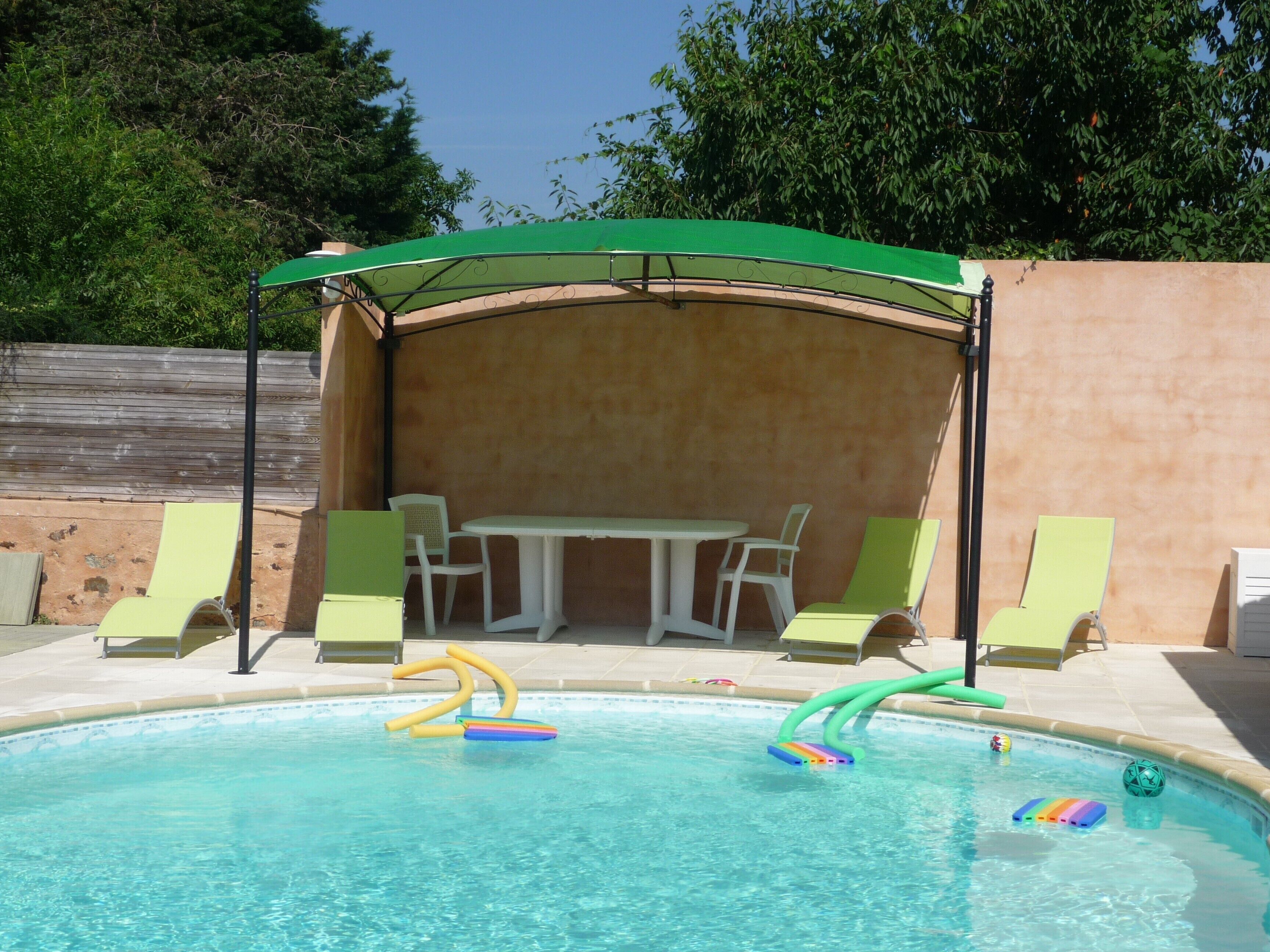 Een verwarmd zwembad