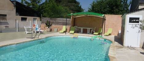 حمّام سباحة مُدفَّأ