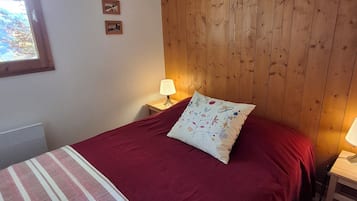 2 bedrooms, iron/ironing board