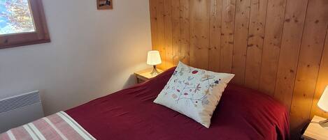 2 habitaciones, tabla de planchar con plancha y cuna de viaje