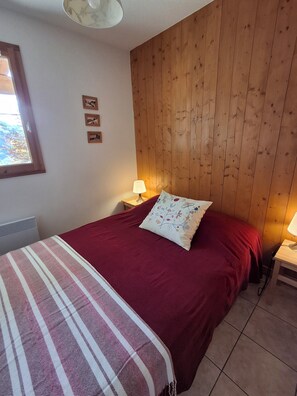 2 chambres, fer et planche à repasser, lit parapluie