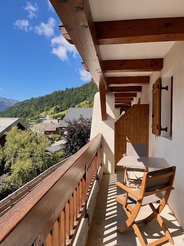 au pied des pistes dans un  village typiquement savoyard