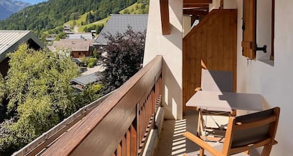 am Fuße der Pisten in einem typischen savoyischen Dorf