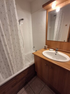 Bathtub, hair dryer - at the foot of the slopes in a typical Savoyard village (Hauteluce)