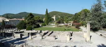 pretty detached house, Ventoux view, private swimming pool, garage.