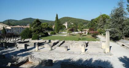 jolie maison individuelle , vue Ventoux , piscine privée , garage .