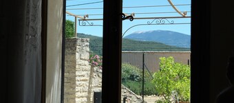 pretty detached house, Ventoux view, private swimming pool, garage.