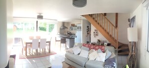 Fernseher, Kamin, Videospiele, DVD-Player
