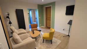A living room with a sofa set, a yellow armchair, a coffee table, and a lamp. - Charming country house near Saint-Valery-Sur-Somme, 6 people (Arrest)