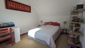 A bedroom with a bed, a desk, a chair, a bookshelf, and a painting on the wall. - Charming country house near Saint-Valery-Sur-Somme, 6 people (Arrest)