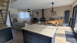 A modern living space with a kitchen, dining area, and a cozy seating area. - Charming country house near Saint-Valery-Sur-Somme, 6 people (Arrest)
