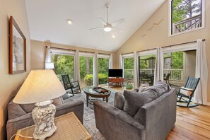 Een televisie, een dvd-speler en boeken