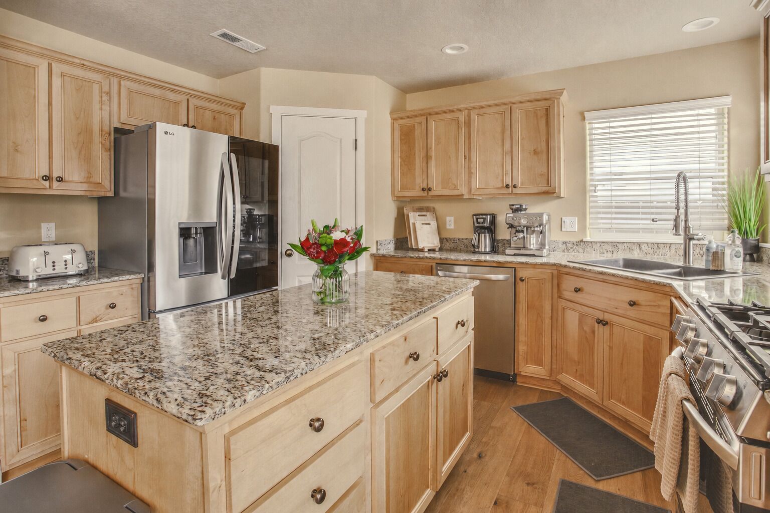 Køleskab, mikrobølgeovn, ovn, kogeplade