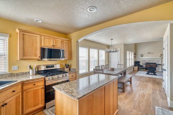 Fridge, microwave, oven, stovetop - Sunshine Retreat - Hot Tub & Game Room &BBQ &AC close to Old Mill (Bend)