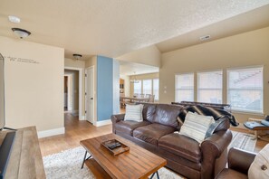 Smart TV, fireplace, foosball - Sunshine Retreat - Hot Tub & Game Room &BBQ &AC close to Old Mill (Bend)