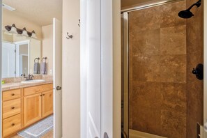 Suihku, hiustenkuivaaja, pyyhkeet