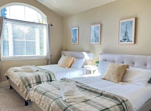 4 bedrooms, iron/ironing board, travel crib, WiFi - Sunshine Retreat - Hot Tub & Game Room &BBQ &AC close to Old Mill (Bend)