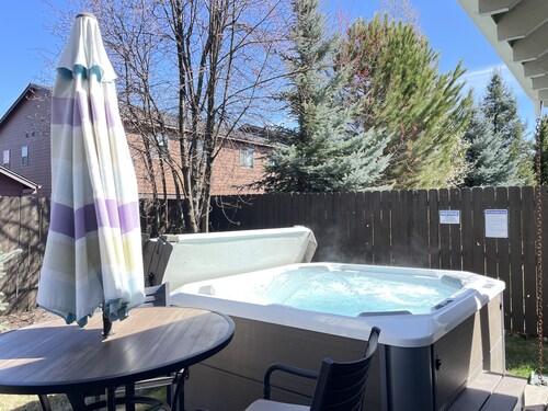 Sunshine Retreat - Hot Tub & Game Room &BBQ &AC close to Old Mill