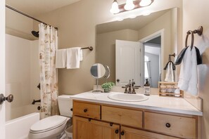 Shower, towels - Sunshine Retreat-Hot Tub,Massage Chair,Espresso&EV (Bend)