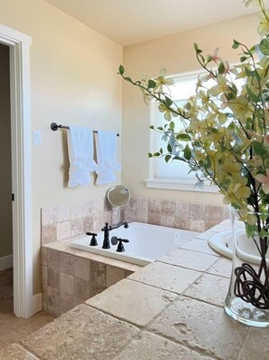 Suihku, hiustenkuivaaja, pyyhkeet