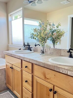 Regadera, secadora de cabello, toallas 