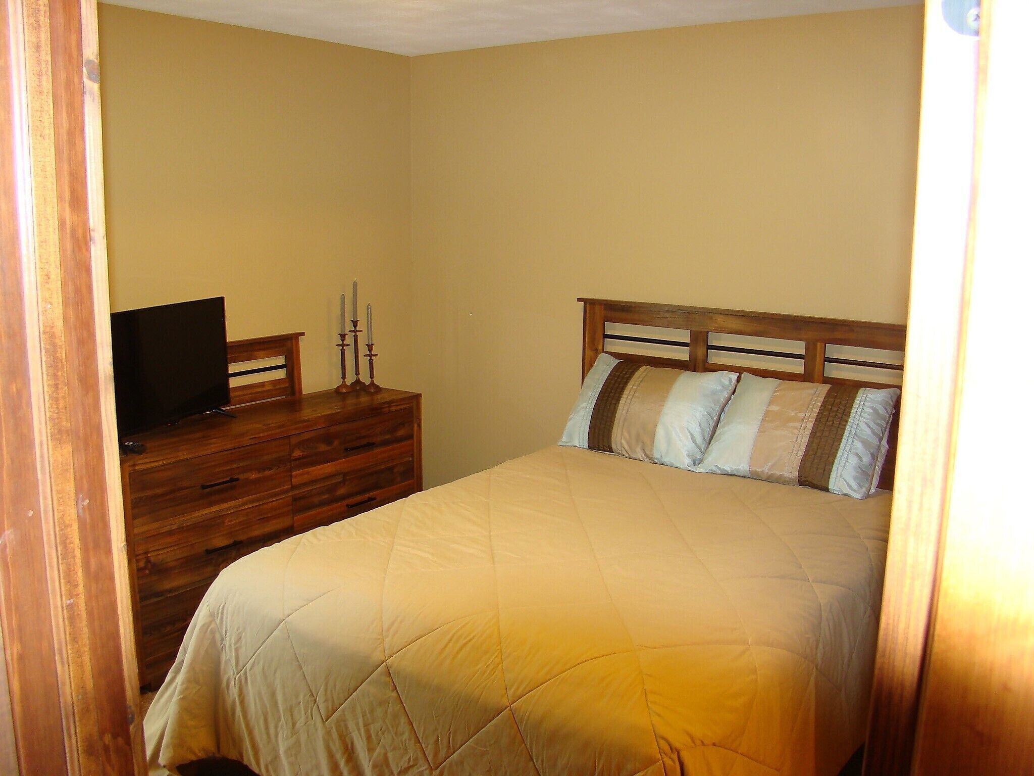 3 chambres, fer et planche à repasser, Wi-Fi, draps fournis