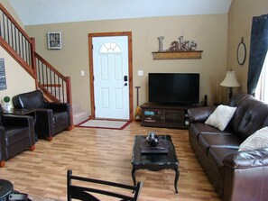 Fernseher, Kamin, DVD-Player, Videothek