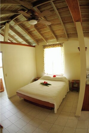 1 Schlafzimmer, Zimmersafe, Schreibtisch, Bügeleisen/Bügelbrett