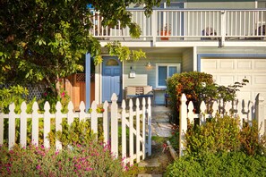 Terrace/patio - Perfect Beach House! Ocean view, steps to sand, great yard! weekly discount. (San Buenaventura)