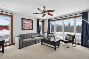 Smart TV, lareira, DVD player, videoteca