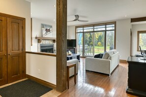 Smart TV, fireplace, DVD player, video library - Luxurious 4 Bedroom ski & golf retreat (Mont Tremblant)