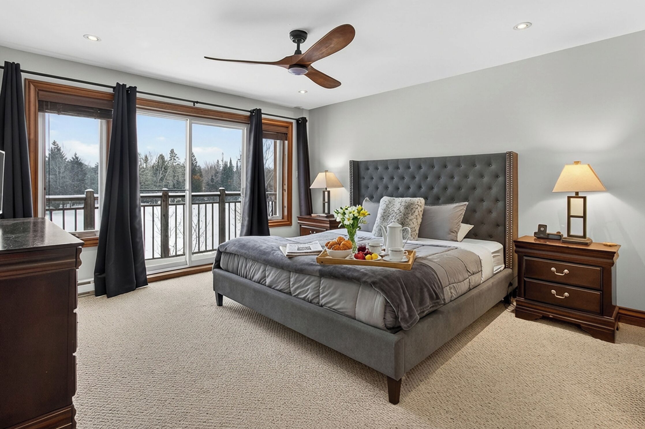 4 間睡房、書桌、熨斗/熨衫板、可攜式嬰兒床