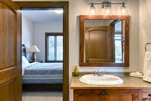 4 makuuhuonetta, työpöytä, silitysrauta/-lauta, vauvan matkasänky