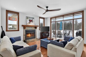 Smart TV, fireplace, DVD player, video library - Luxurious 4 Bedroom ski & golf retreat (Mont Tremblant)