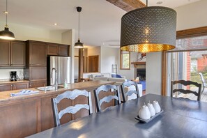 Dining - Luxurious 4 Bedroom ski & golf retreat (Mont Tremblant)