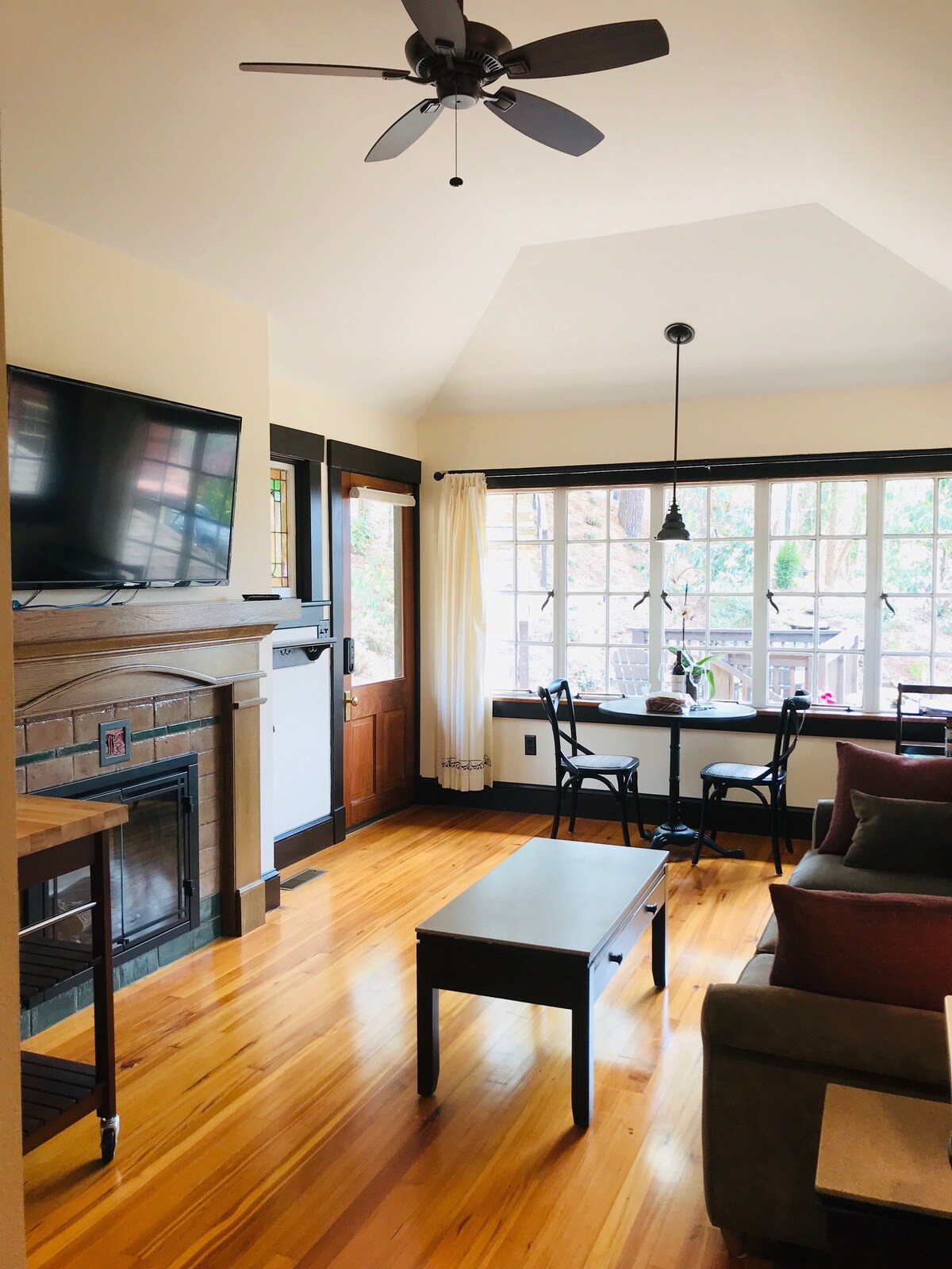 Historic Cottage - Near Grove Park Inn - Private Garden and Covered Swing