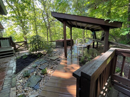 Historic Cottage  - Near Grove Park Inn  - Private Garden and Covered Swing