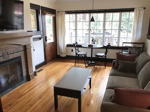 Smart TV, fireplace, Netflix, Hulu