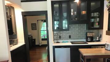 Coffee/tea maker, fridge, microwave, stovetop