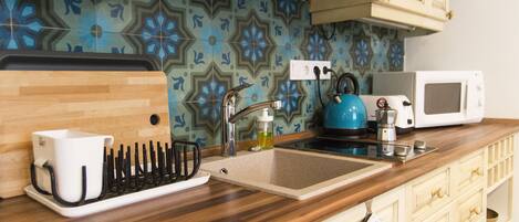 Fridge, microwave, stovetop, coffee/tea maker