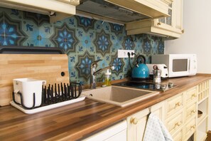 Een koelkast, een microgolfoven, een kookplaat